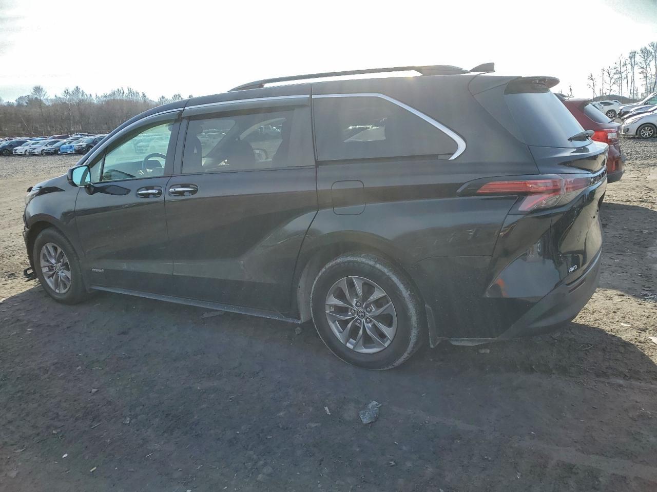 2021 TOYOTA SIENNA XLE photo 2