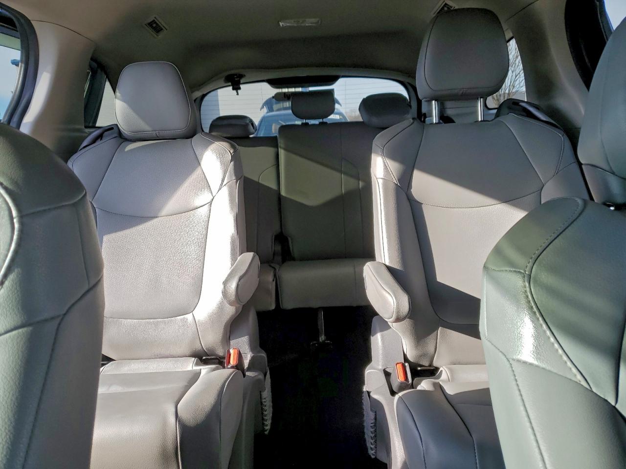 2021 TOYOTA SIENNA XLE photo 10