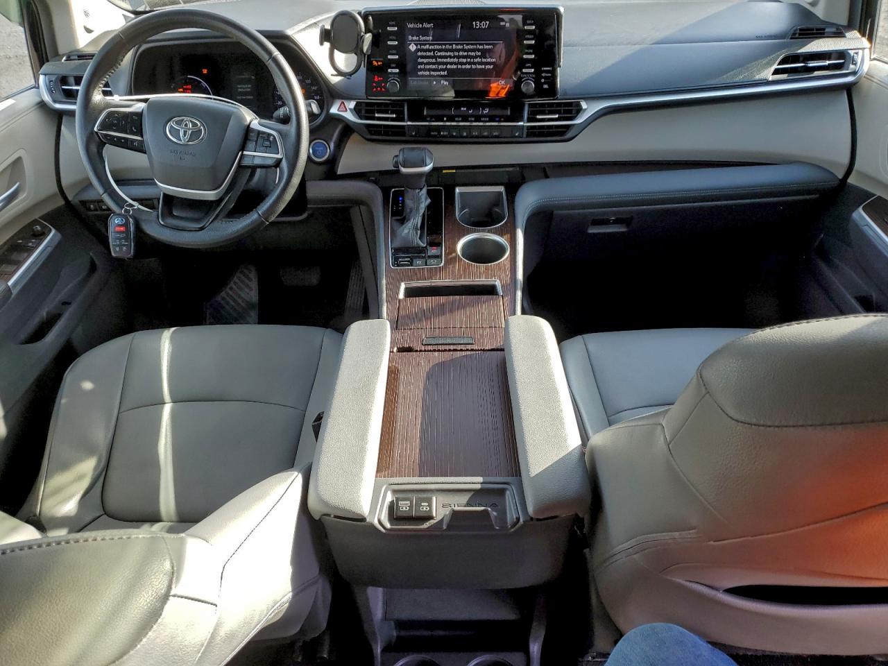 2021 TOYOTA SIENNA XLE photo 8