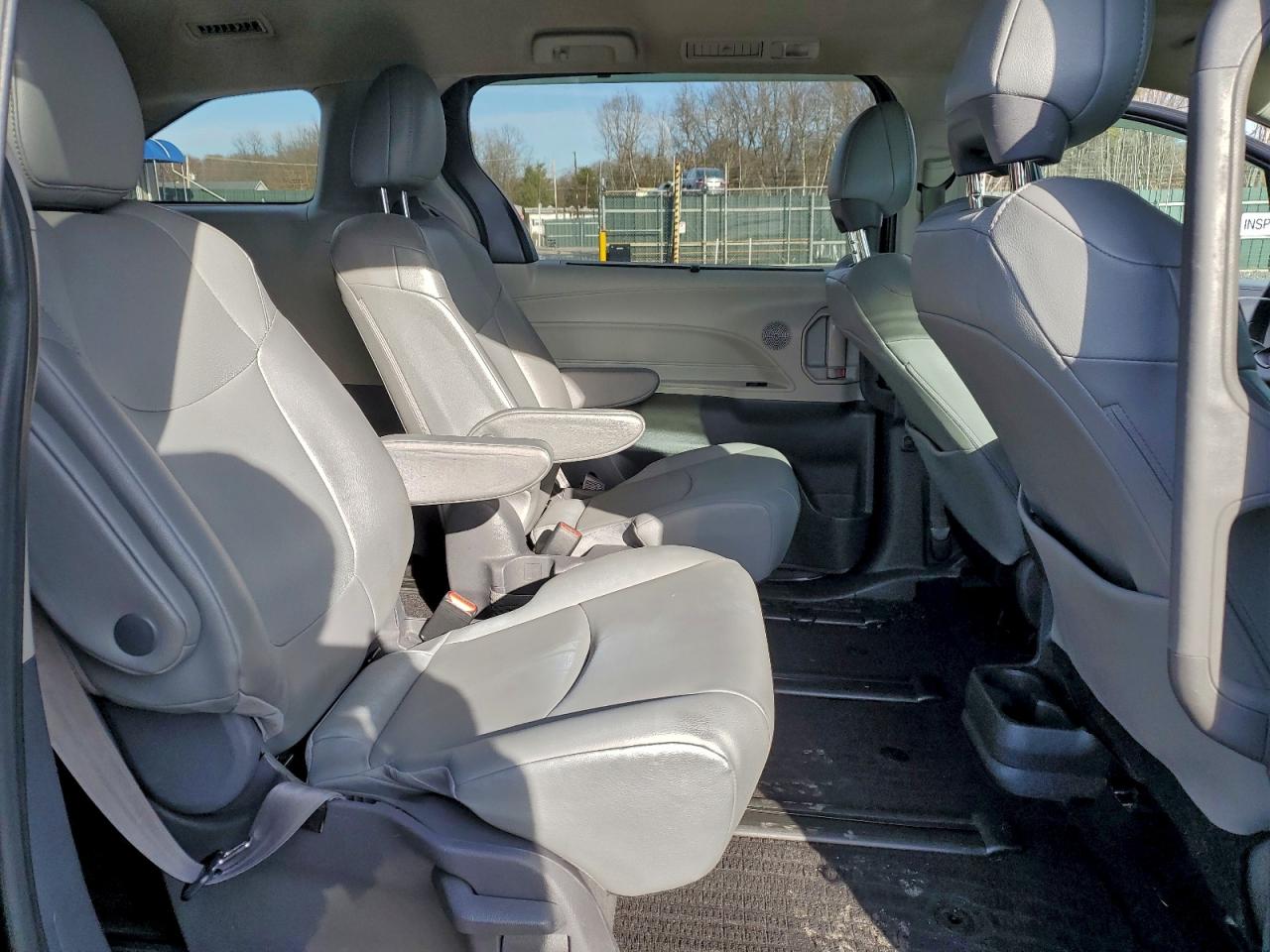 2021 TOYOTA SIENNA XLE photo 11