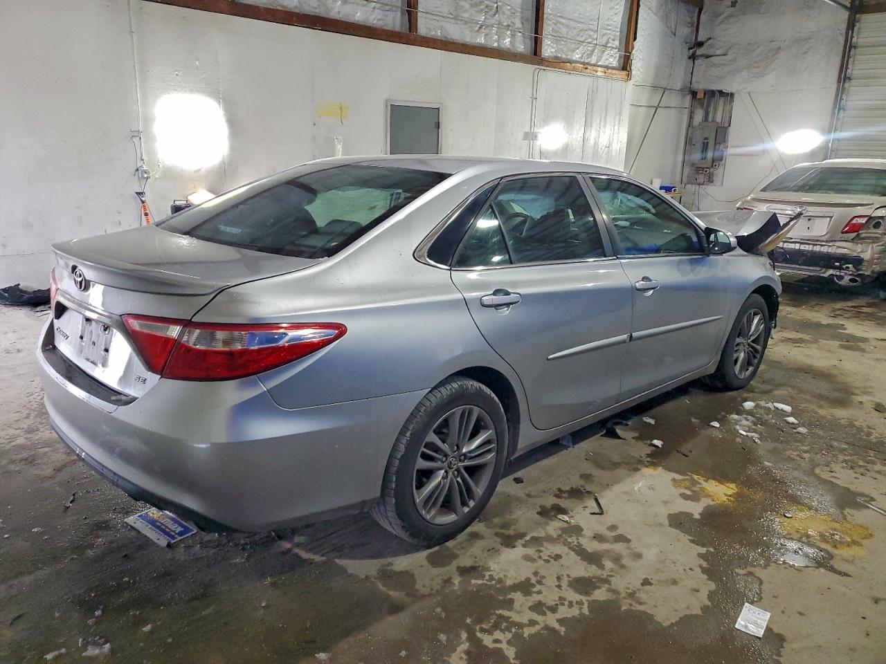 2015 TOYOTA CAMRY LE photo 3