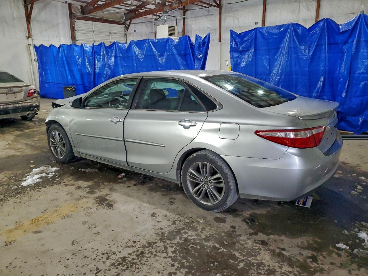 2015 TOYOTA CAMRY LE photo 2