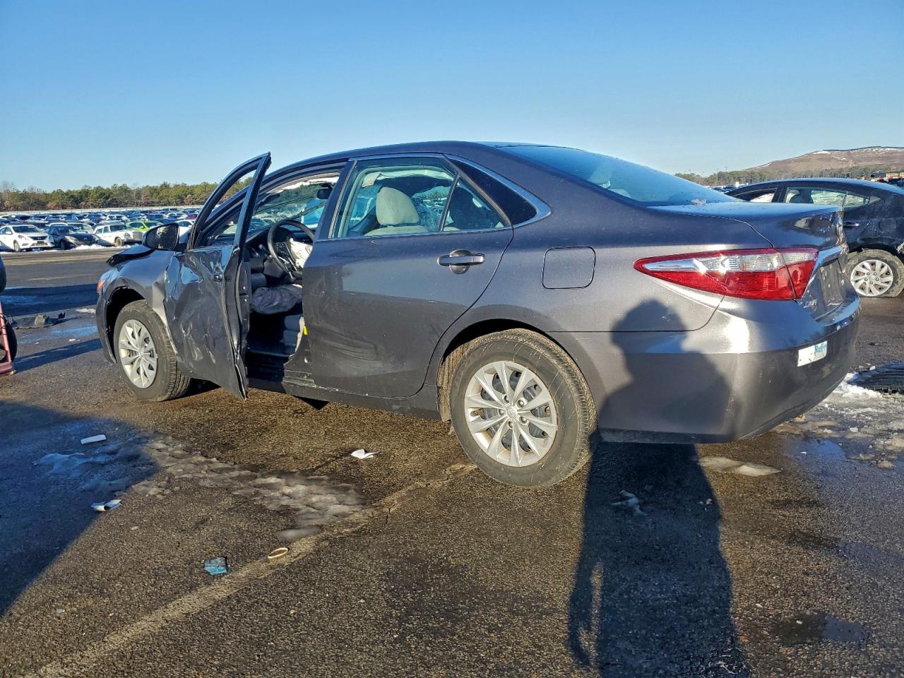 2017 TOYOTA CAMRY LE photo 2