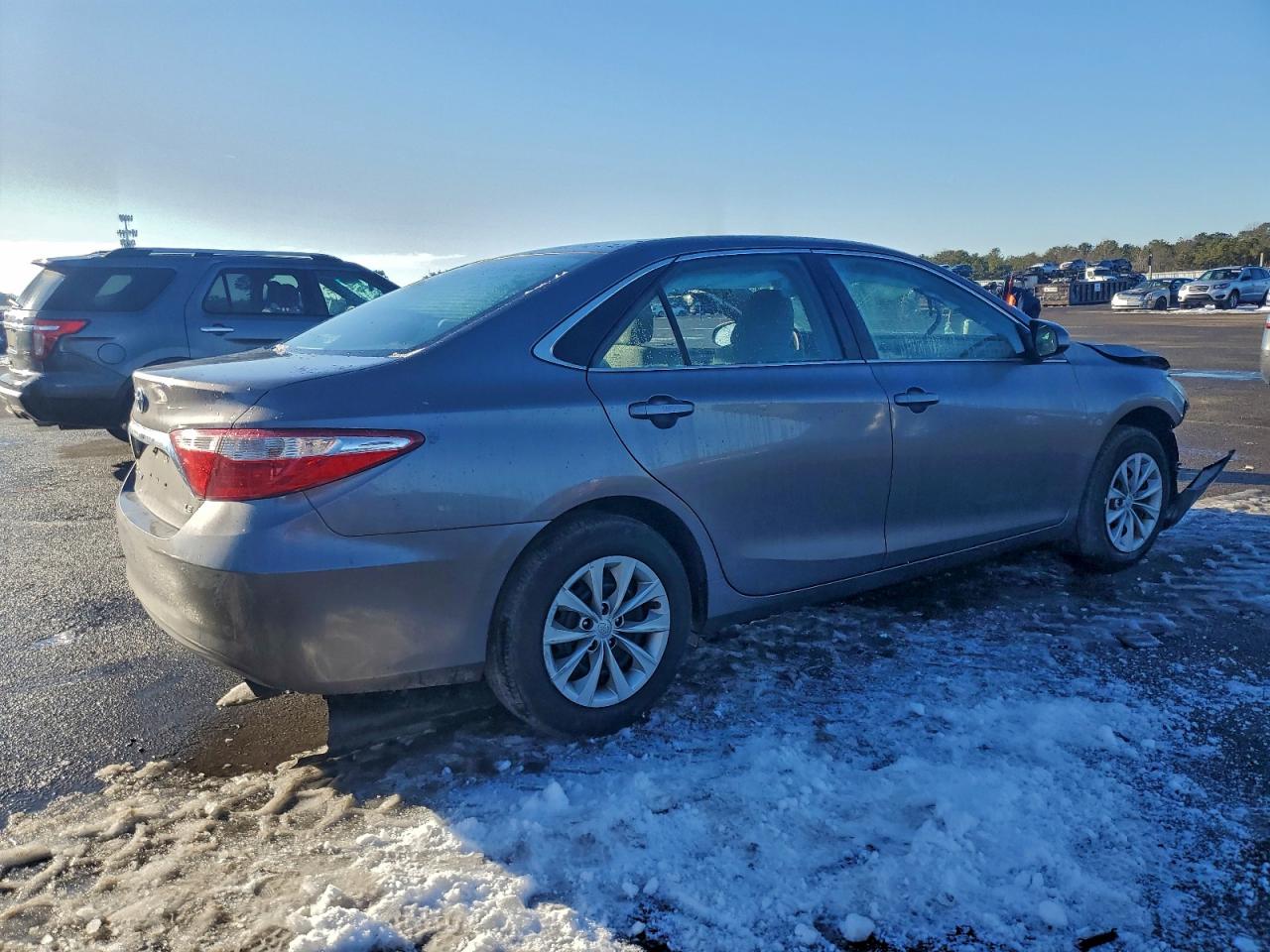 2017 TOYOTA CAMRY LE photo 3