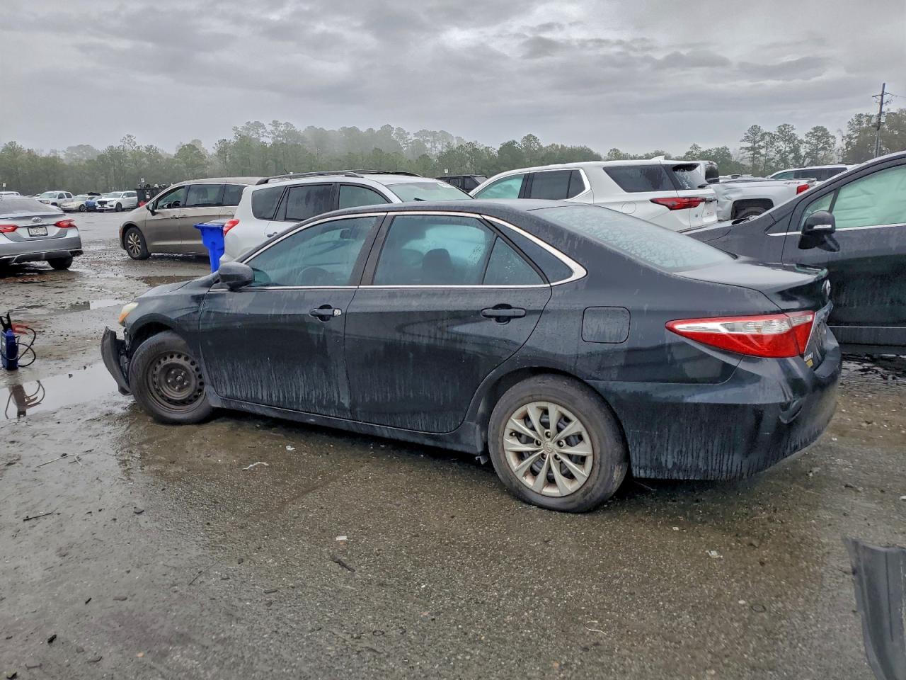 2015 TOYOTA CAMRY LE photo 2