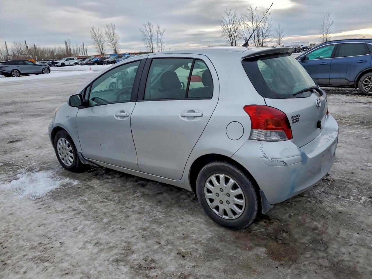 2010 TOYOTA YARIS photo 2