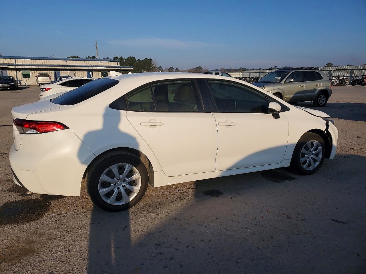 2021 TOYOTA COROLLA LE photo 3