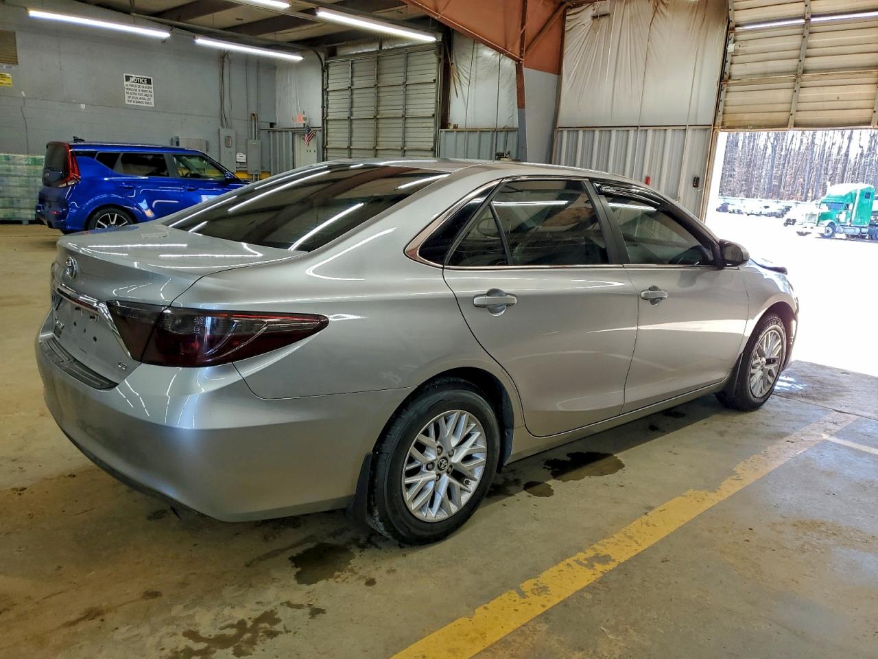 2015 TOYOTA CAMRY LE photo 3