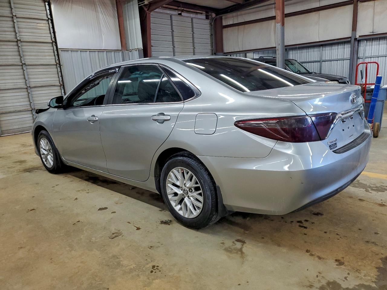 2015 TOYOTA CAMRY LE photo 2