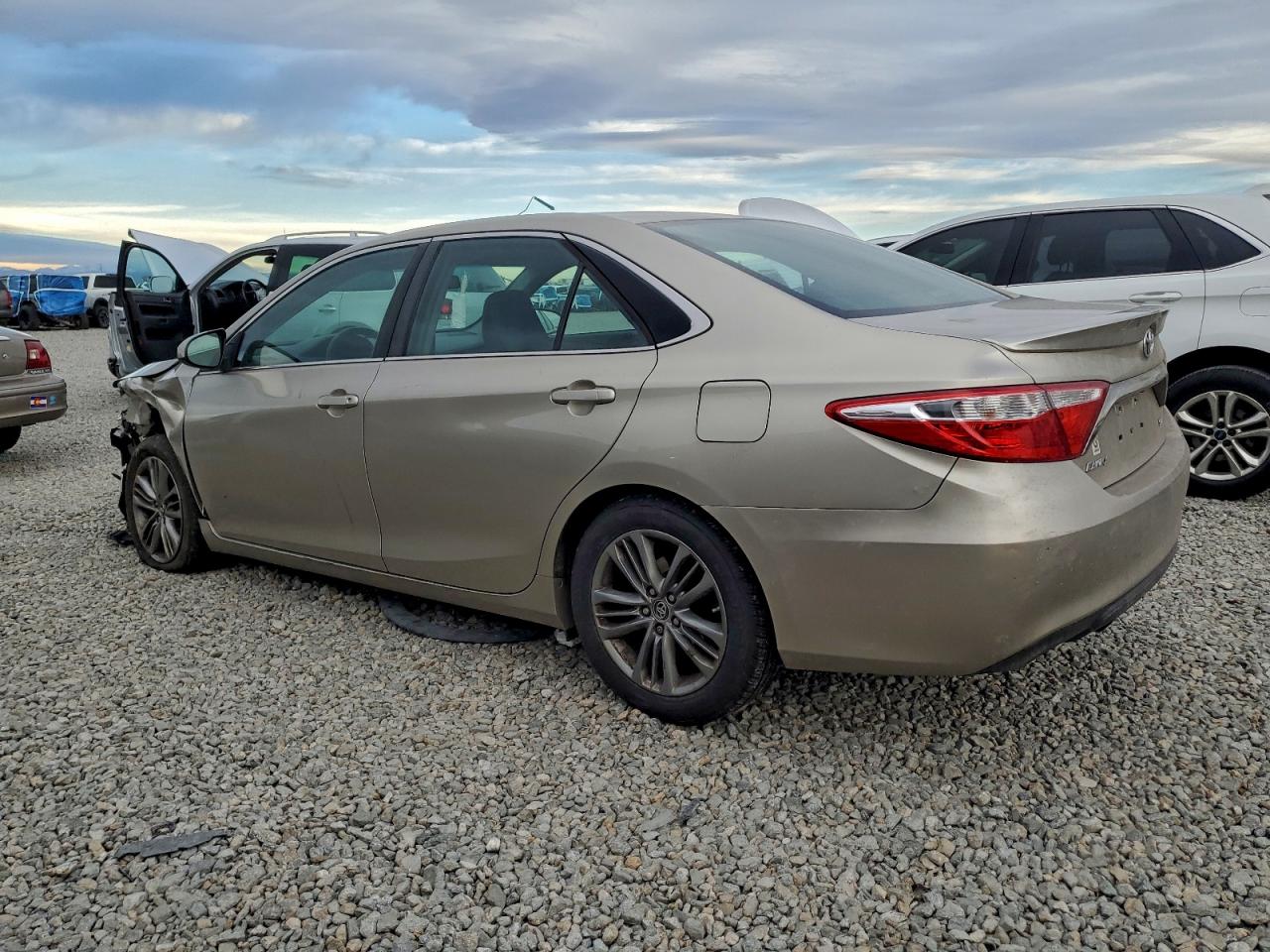 2015 TOYOTA CAMRY LE photo 2