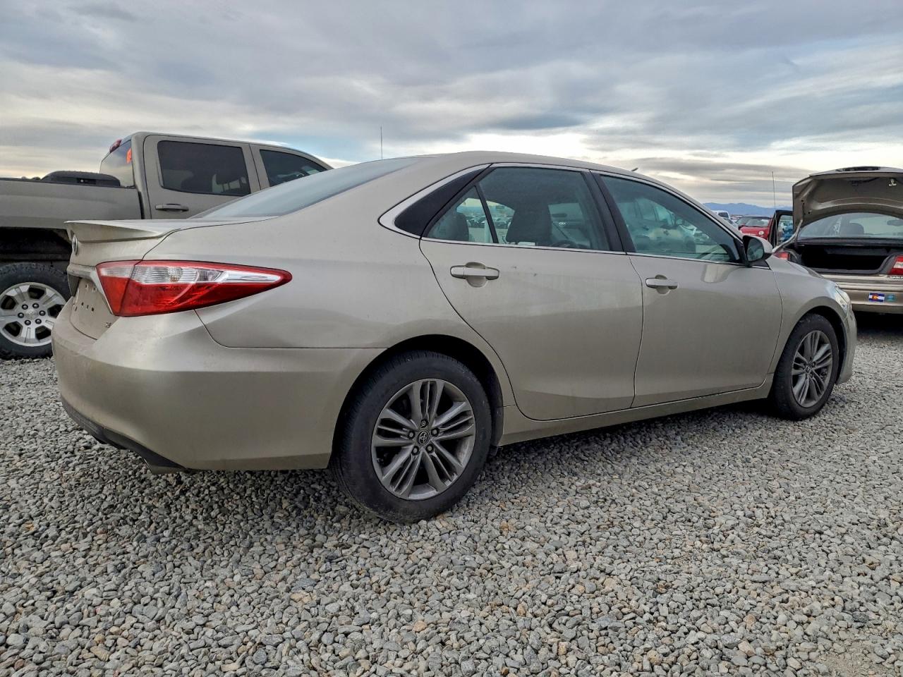 2015 TOYOTA CAMRY LE photo 3