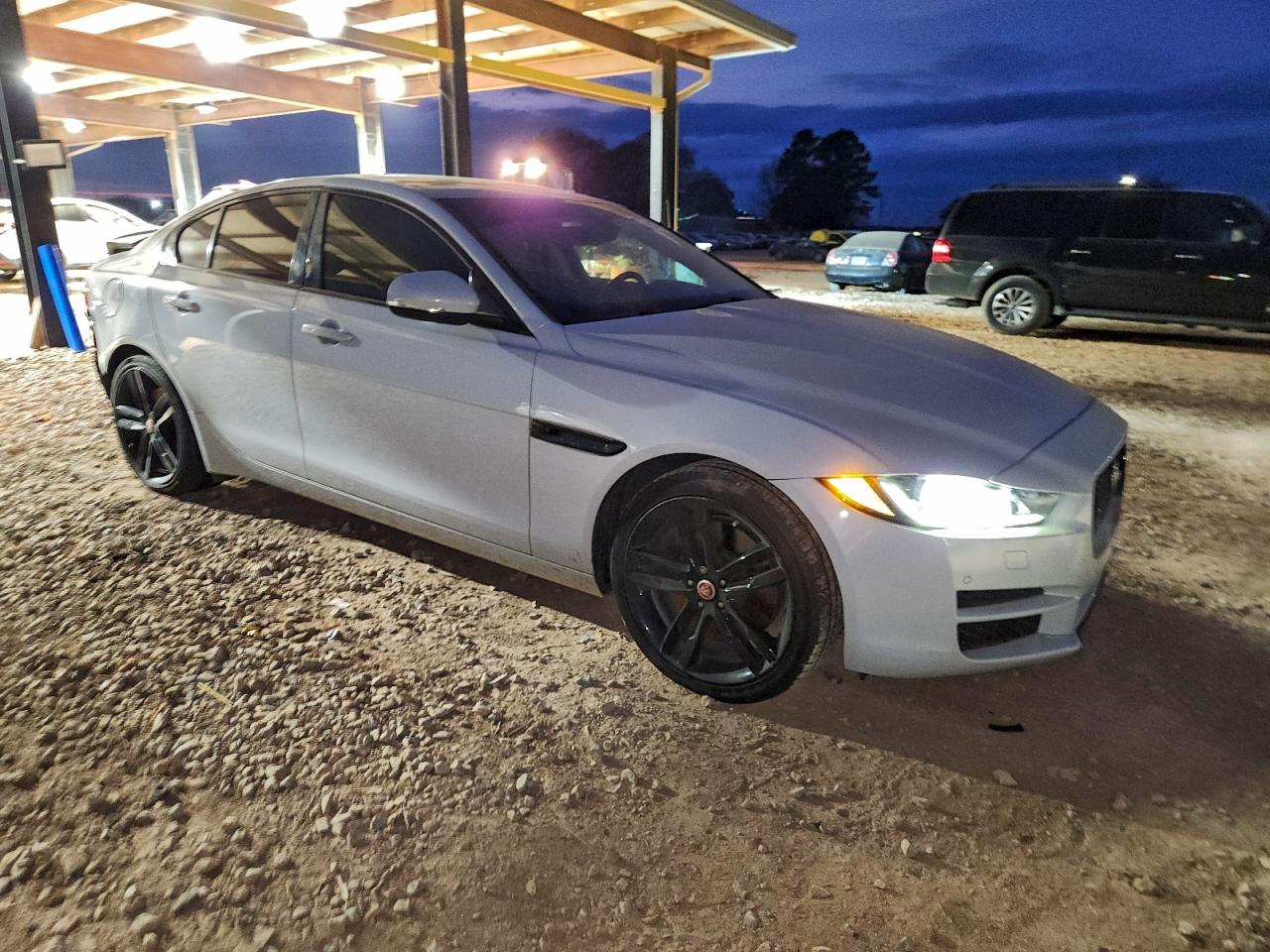 2017 JAGUAR XE PRESTIGE photo 7