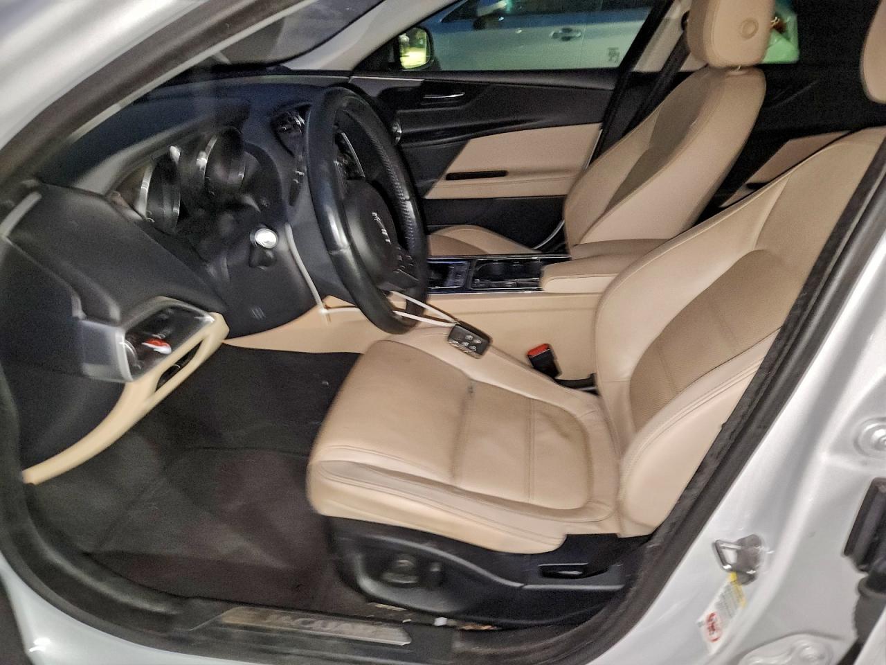 2017 JAGUAR XE PRESTIGE photo 13