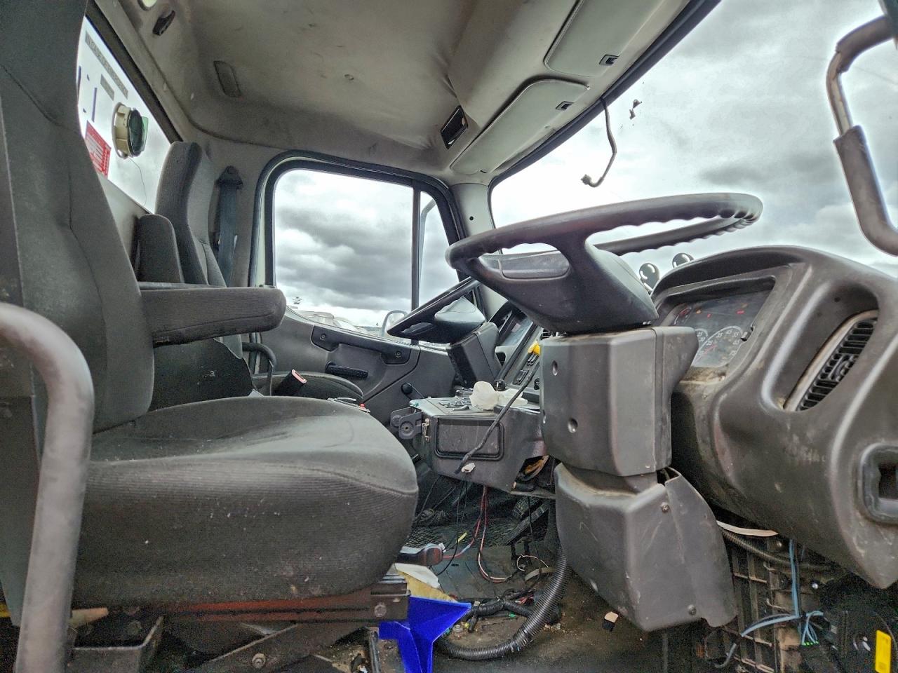 2013 FREIGHTLINER BUSINESS CLASS M2 TRUCK CAB ANDCHASSIS photo 6