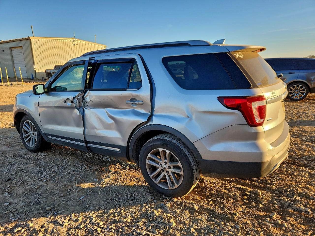 2017 FORD EXPLORER XLT photo 4