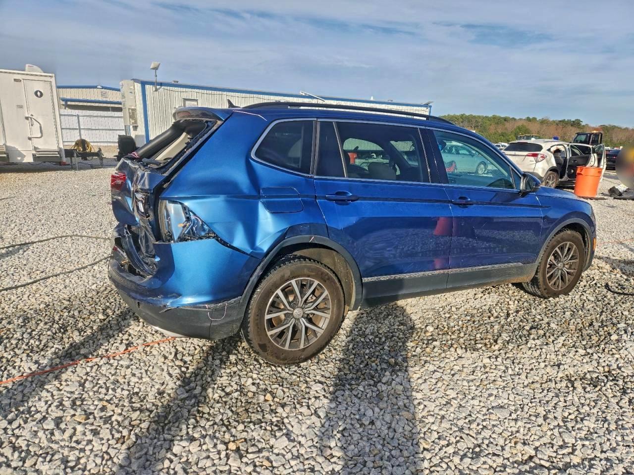 2020 VOLKSWAGEN TIGUAN SE photo 3