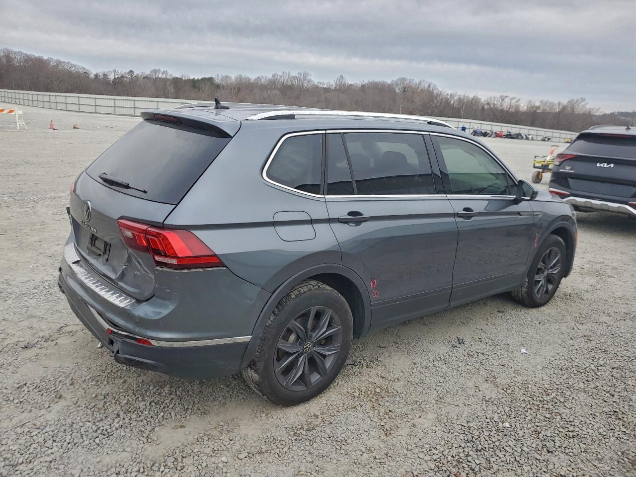 2024 VOLKSWAGEN TIGUAN SE photo 3