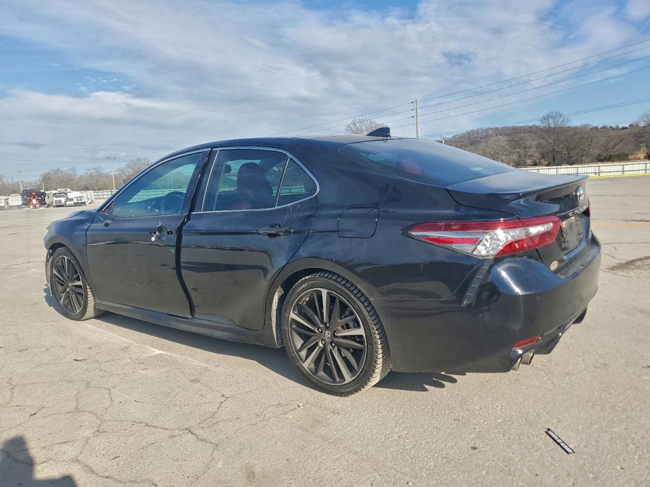 2018 TOYOTA CAMRY XSE photo 2