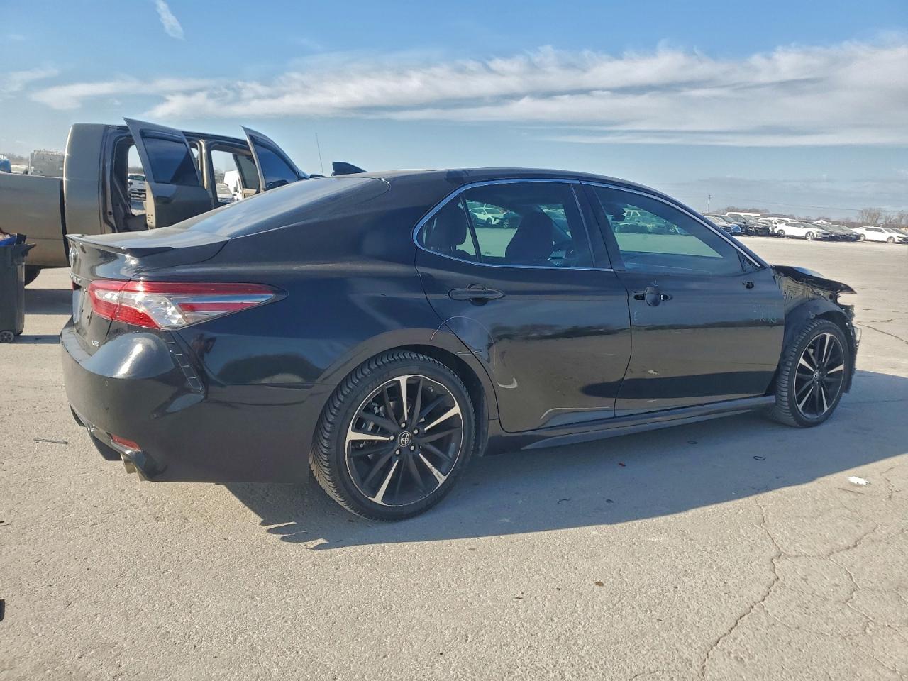 2018 TOYOTA CAMRY XSE photo 3