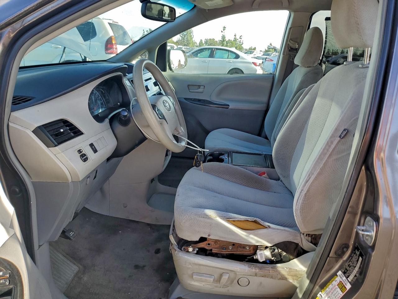 2013 TOYOTA SIENNA LE photo 7