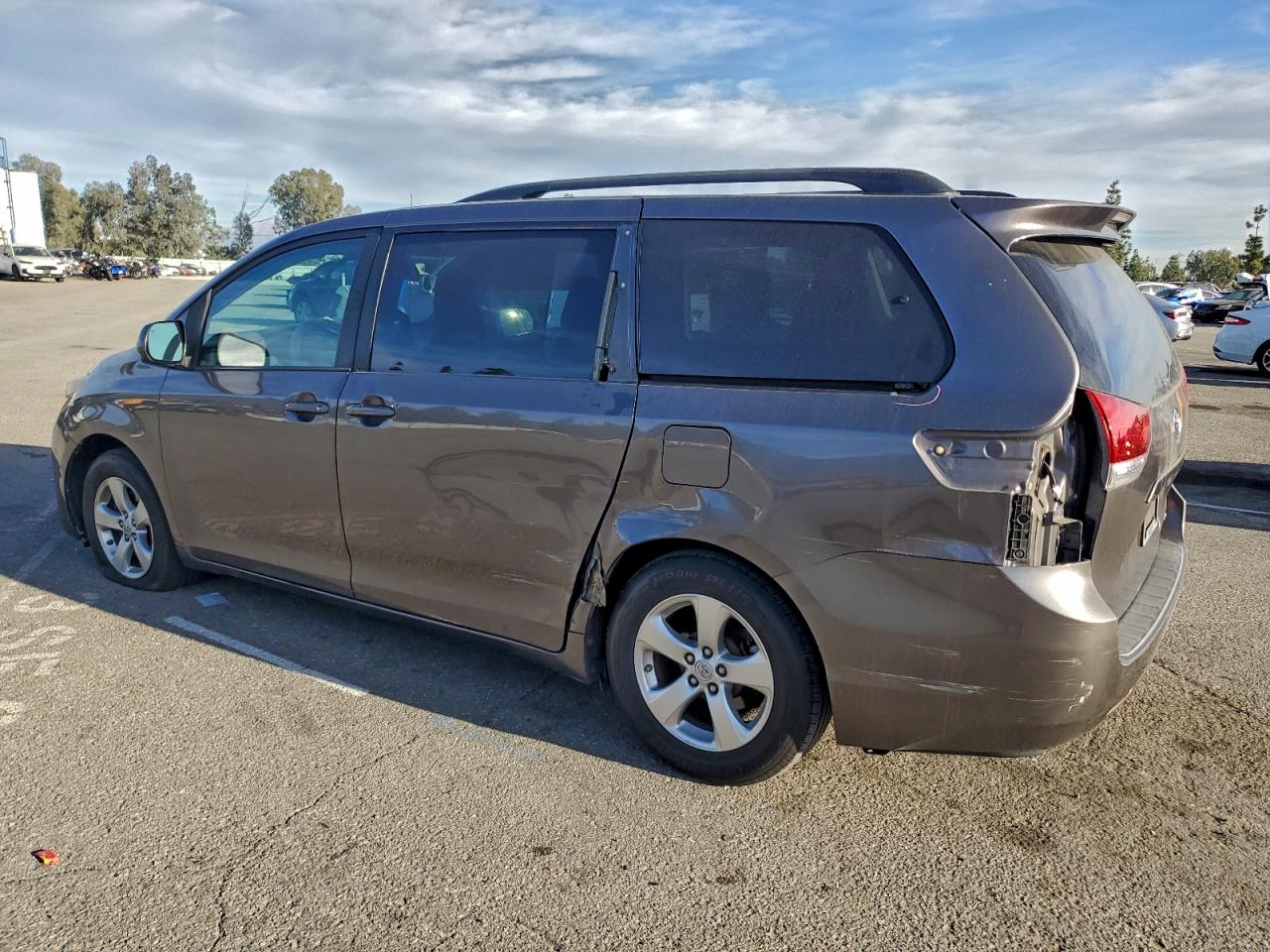 2013 TOYOTA SIENNA LE photo 2
