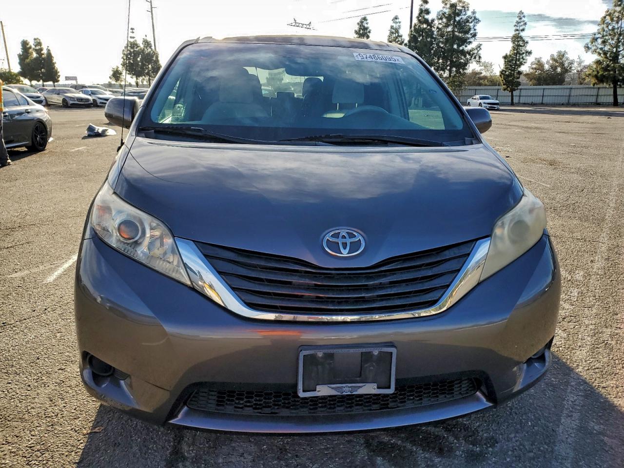 2013 TOYOTA SIENNA LE photo 5