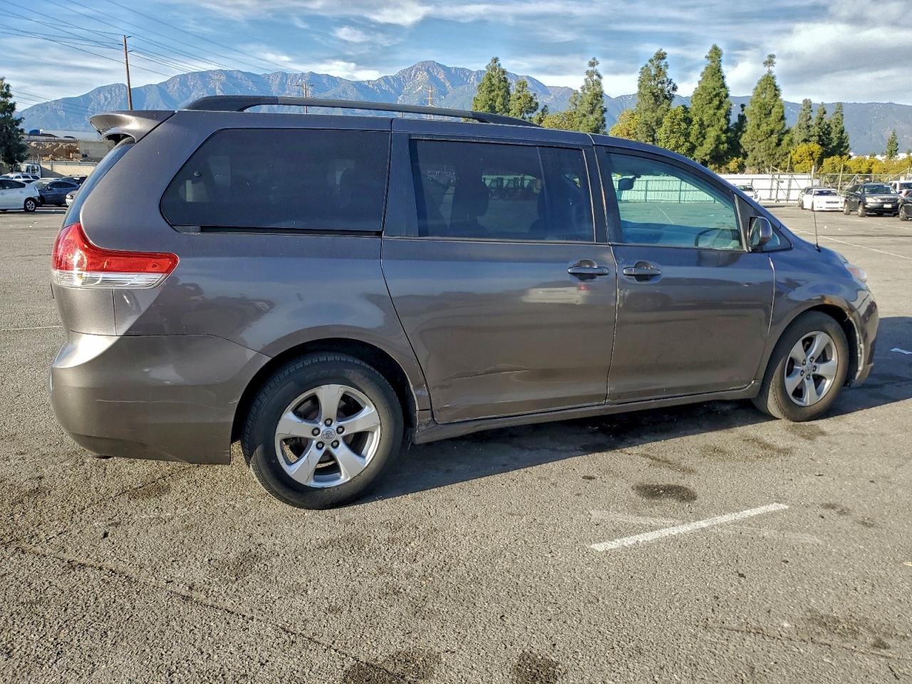 2013 TOYOTA SIENNA LE photo 3