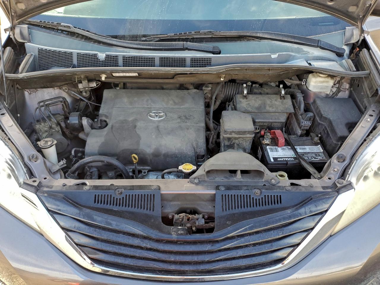 2013 TOYOTA SIENNA LE photo 12