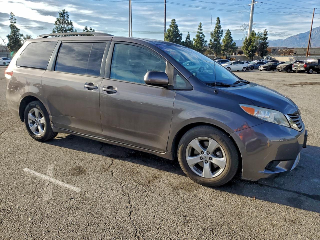 2013 TOYOTA SIENNA LE photo 4