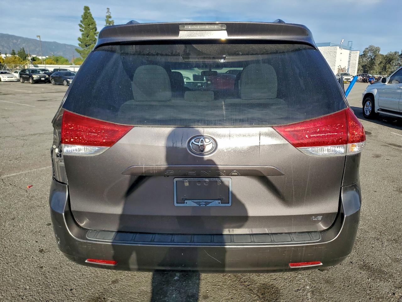2013 TOYOTA SIENNA LE photo 6