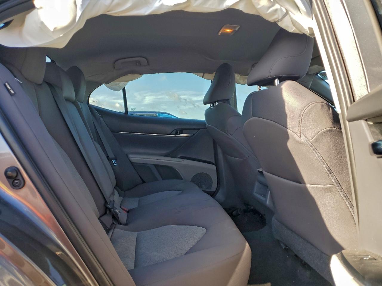 2020 TOYOTA CAMRY LE photo 10