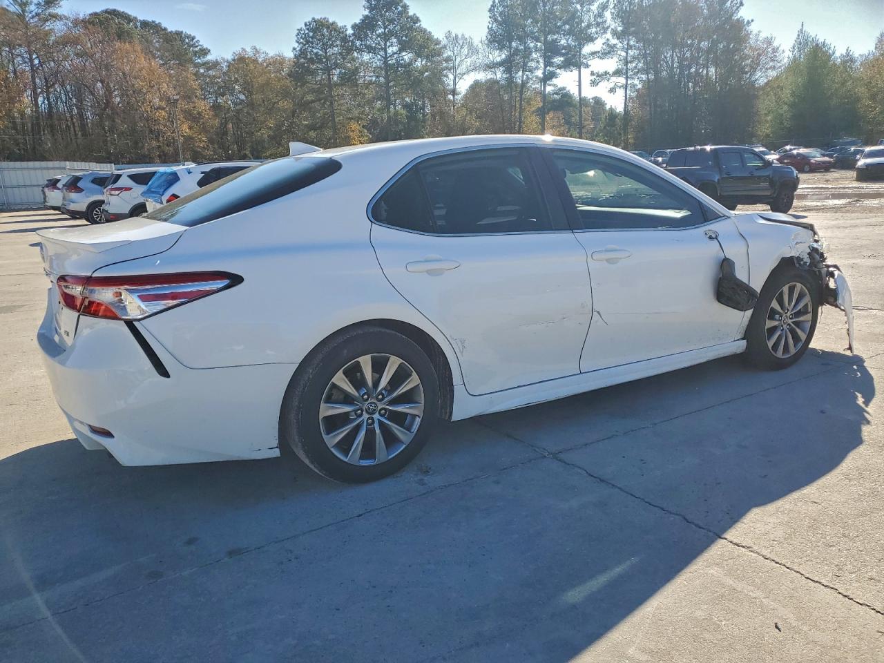 2020 TOYOTA CAMRY SE photo 3