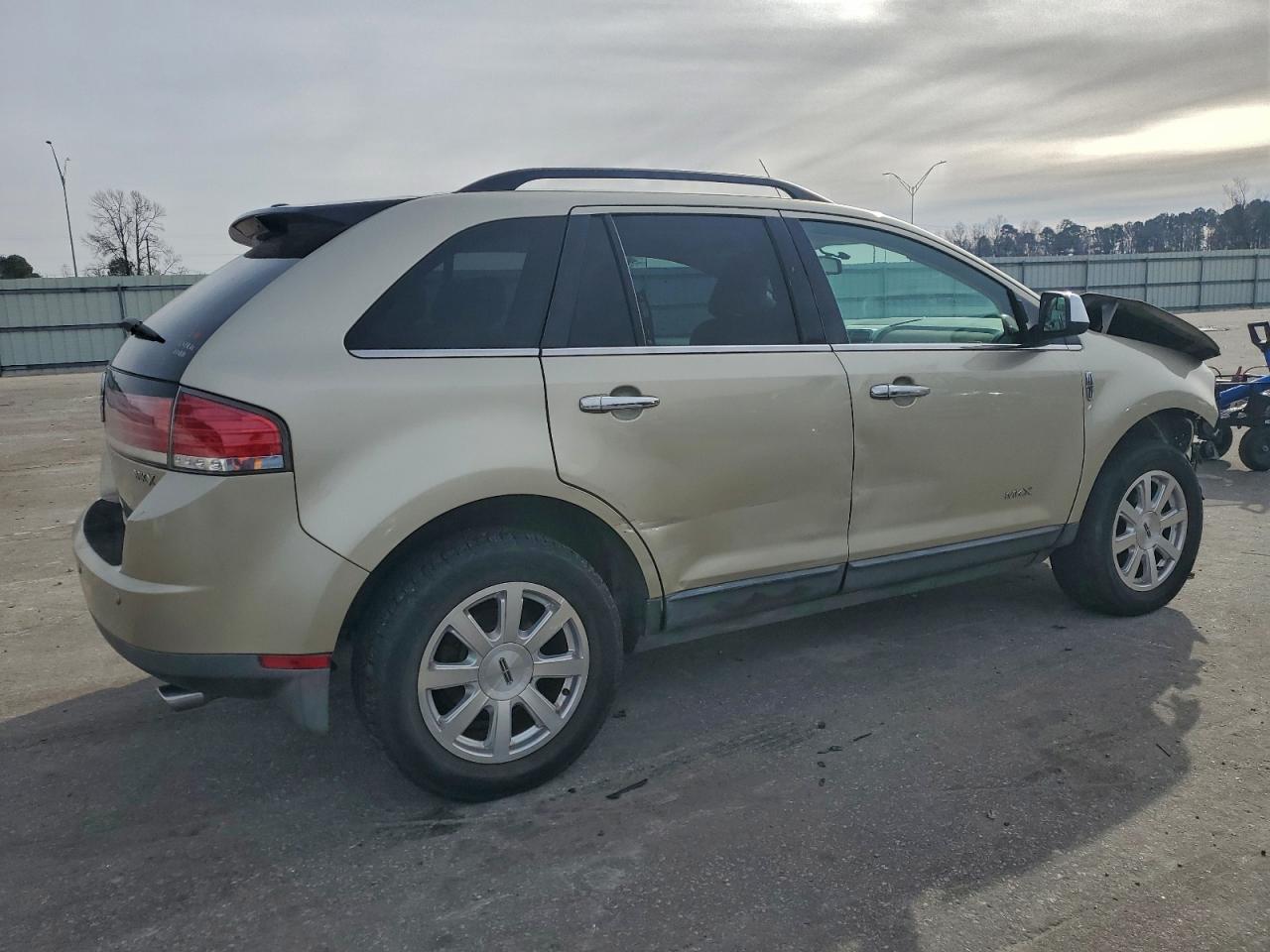 2010 LINCOLN TOWNHOUSE MKX photo 3