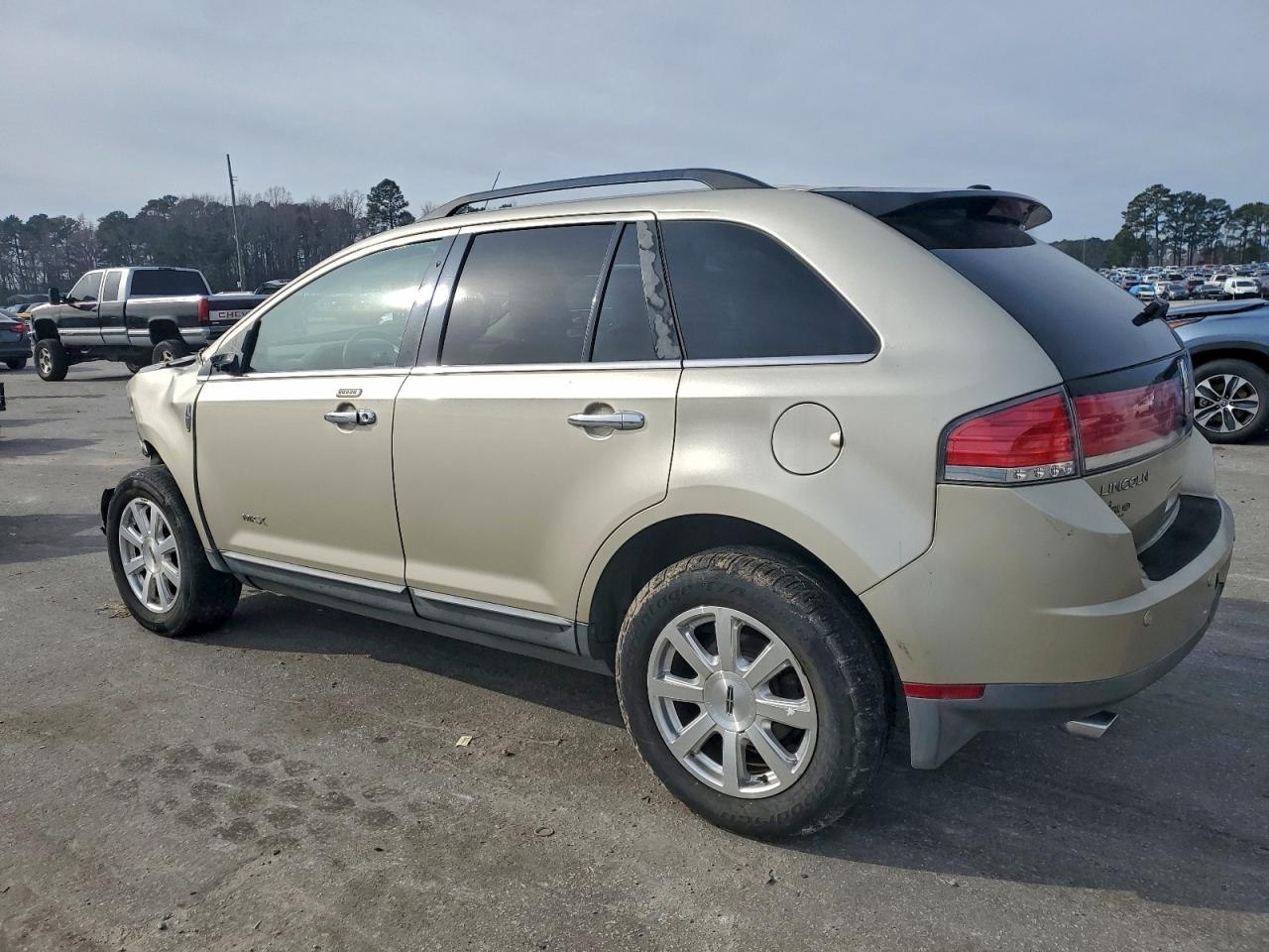 2010 LINCOLN TOWNHOUSE MKX photo 2