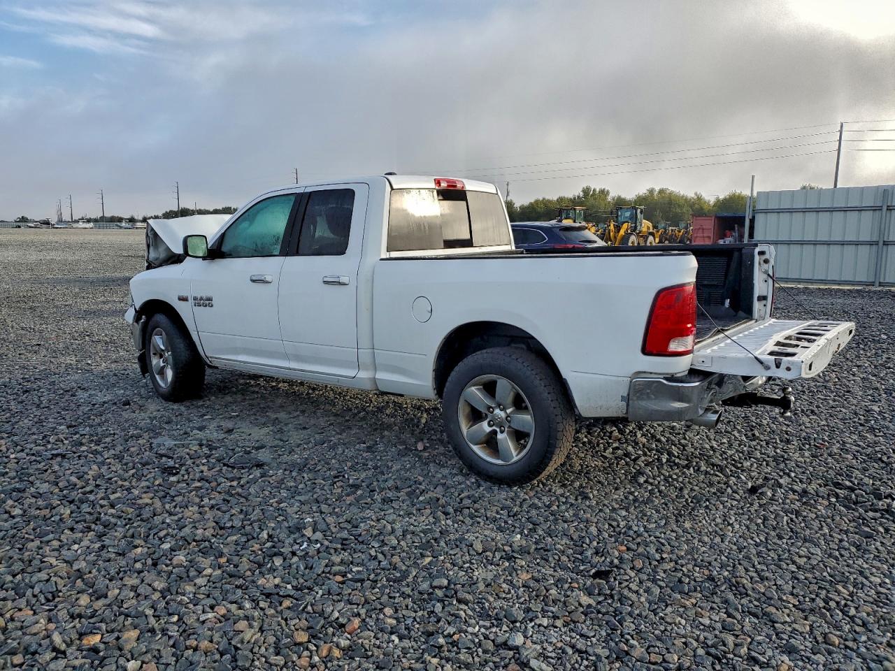2015 RAM 1500 SLT photo 2