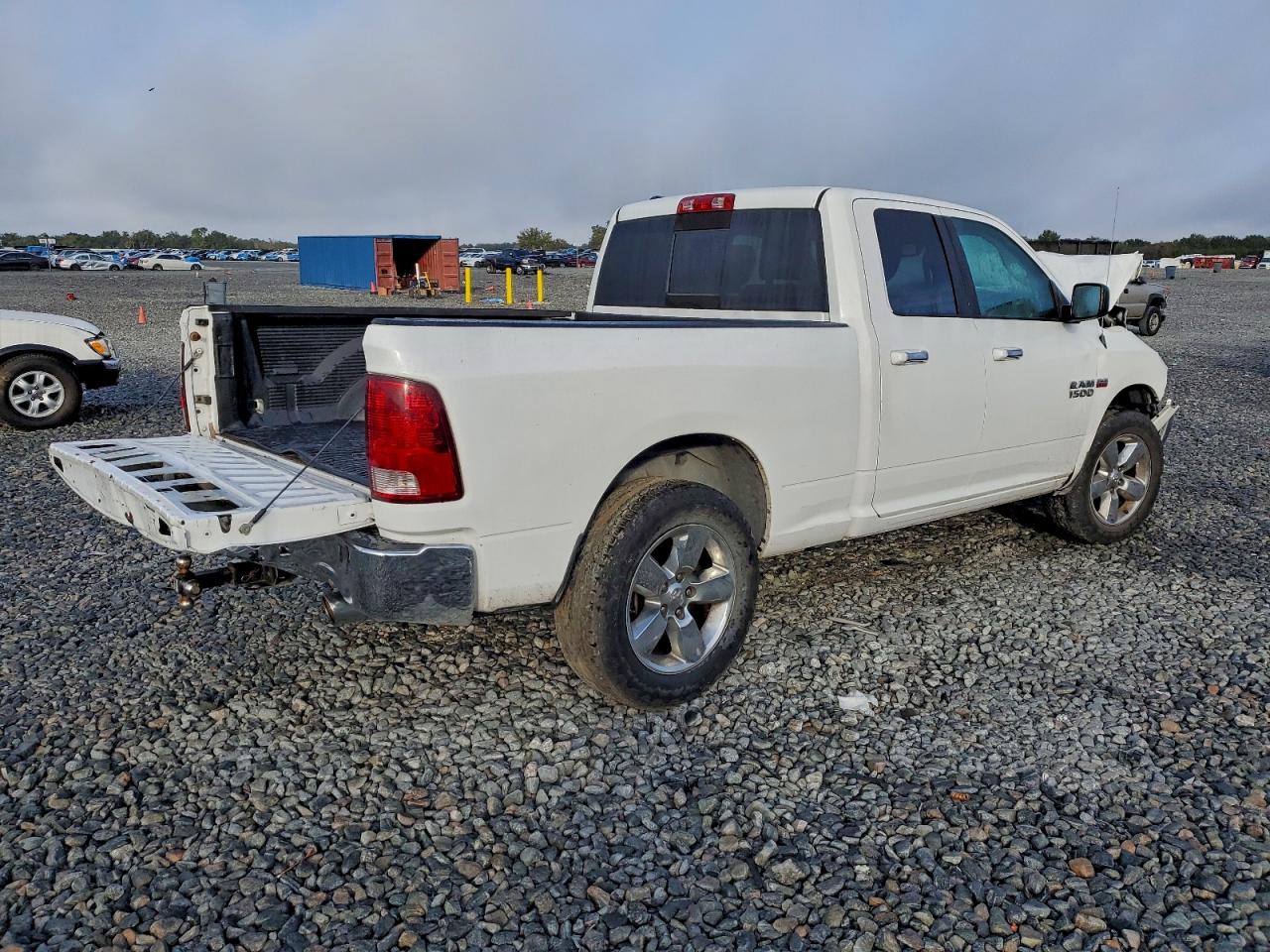 2015 RAM 1500 SLT photo 3