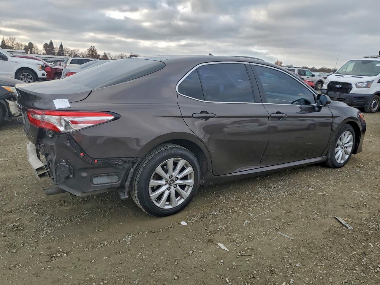 2018 TOYOTA CAMRY L photo 3