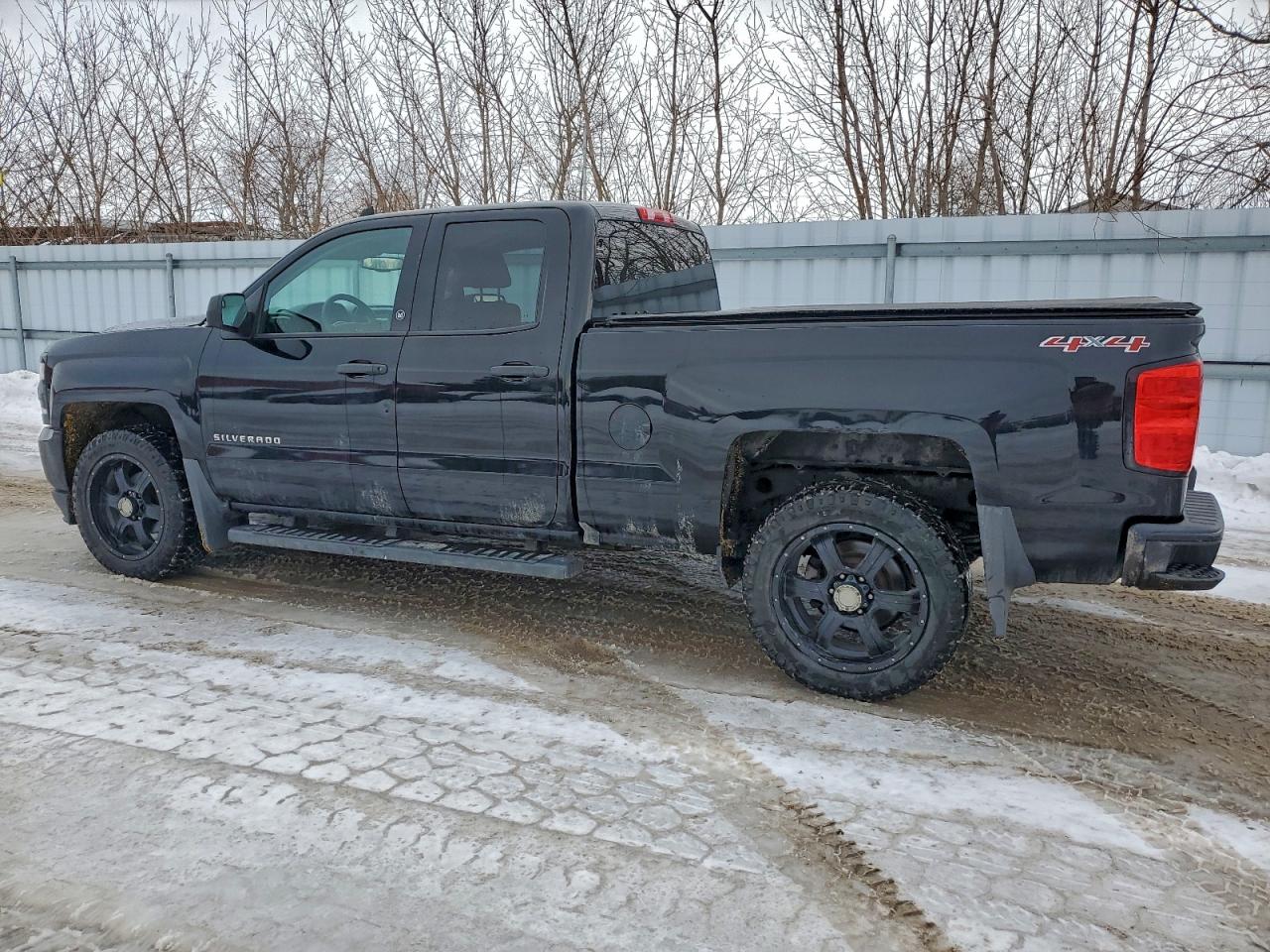 2017 CHEVROLET SILVERADO K1500 photo 2