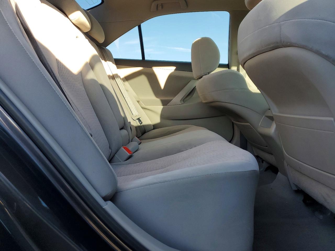 2011 TOYOTA CAMRY LE photo 10