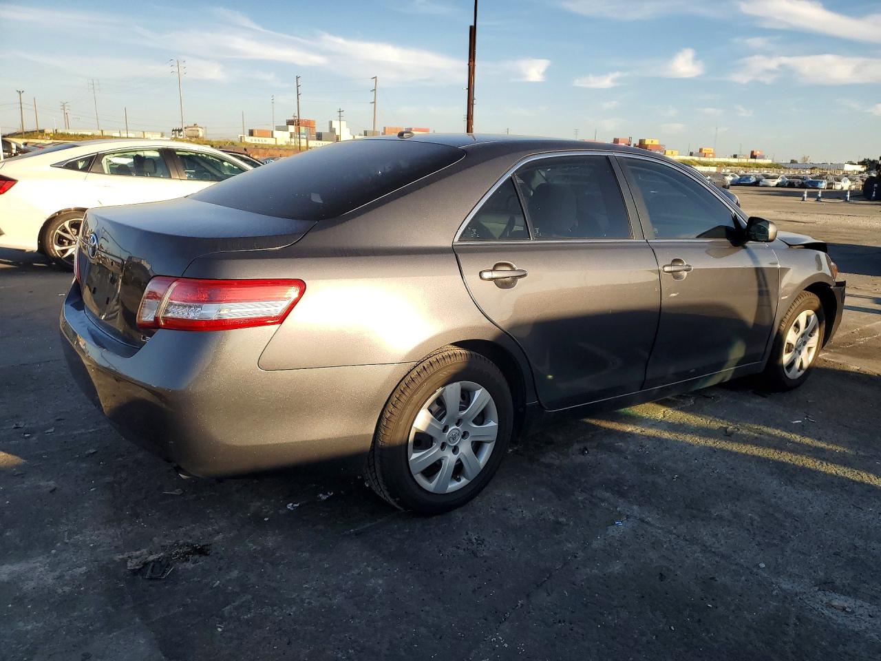 2011 TOYOTA CAMRY LE photo 3