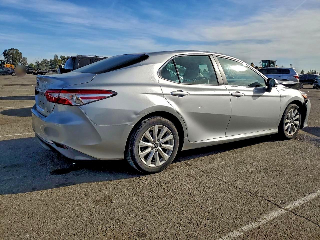 2018 TOYOTA CAMRY L photo 3