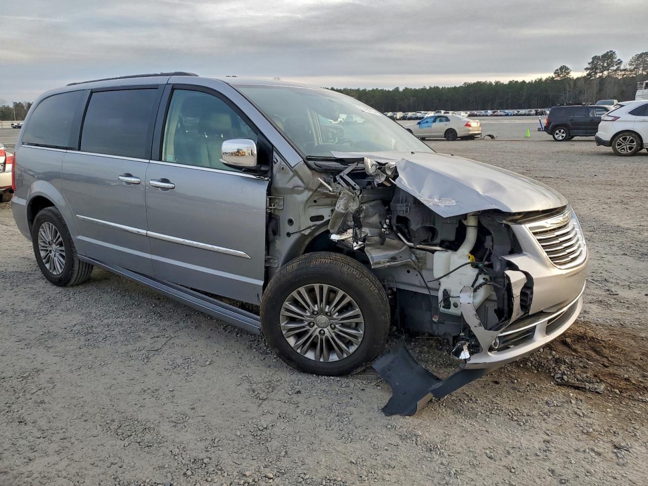 2015 CHRYSLER TOWN & COUNTRY TOURING L photo 4
