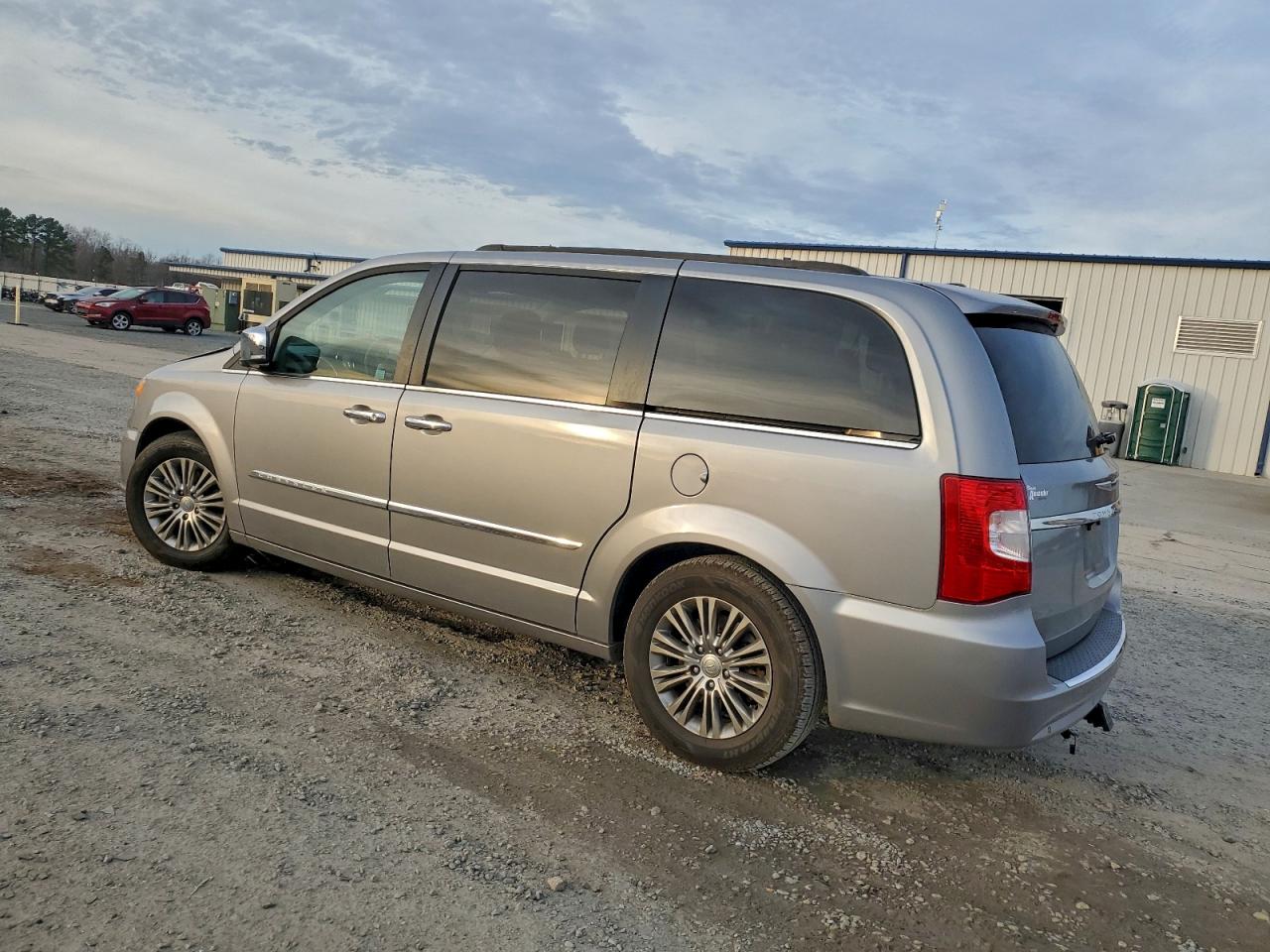 2015 CHRYSLER TOWN & COUNTRY TOURING L photo 2
