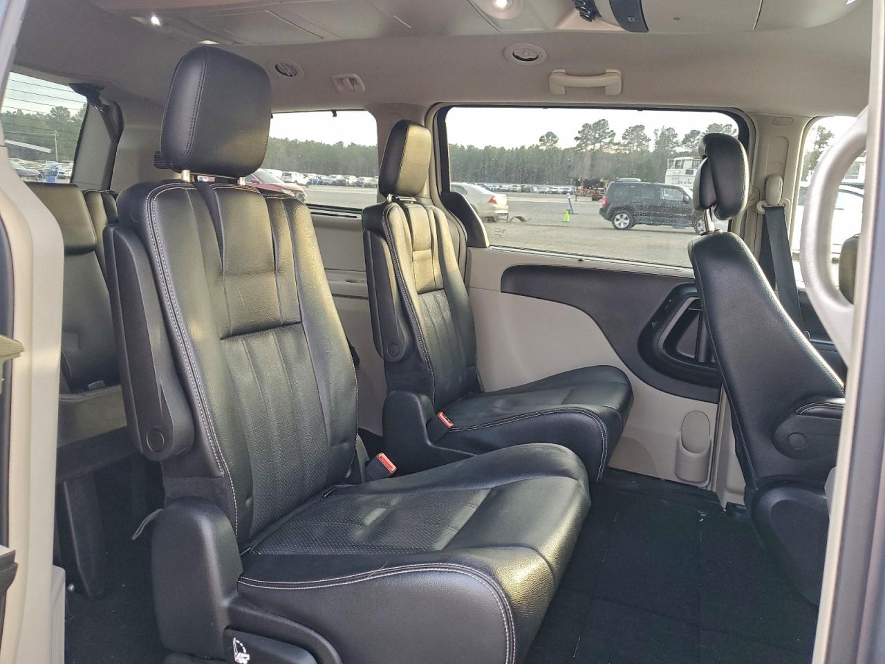 2015 CHRYSLER TOWN & COUNTRY TOURING L photo 11