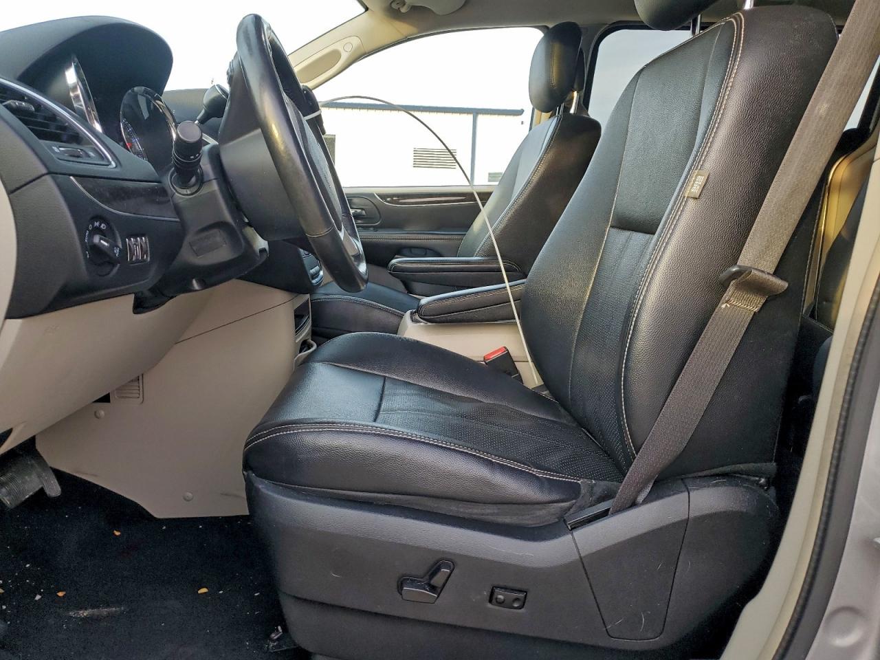 2015 CHRYSLER TOWN & COUNTRY TOURING L photo 7
