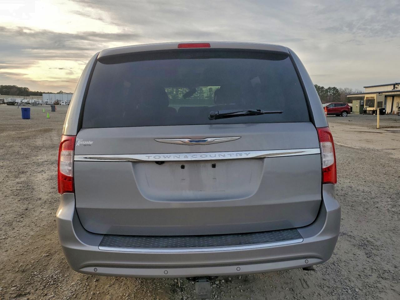 2015 CHRYSLER TOWN & COUNTRY TOURING L photo 6