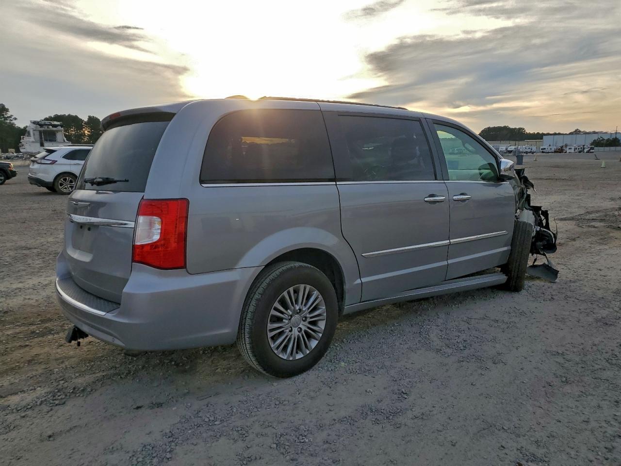 2015 CHRYSLER TOWN & COUNTRY TOURING L photo 3