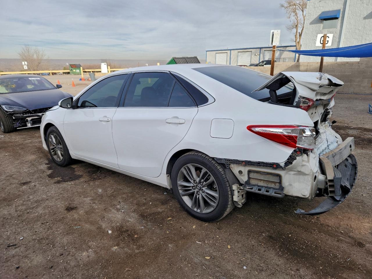 2016 TOYOTA CAMRY LE photo 2