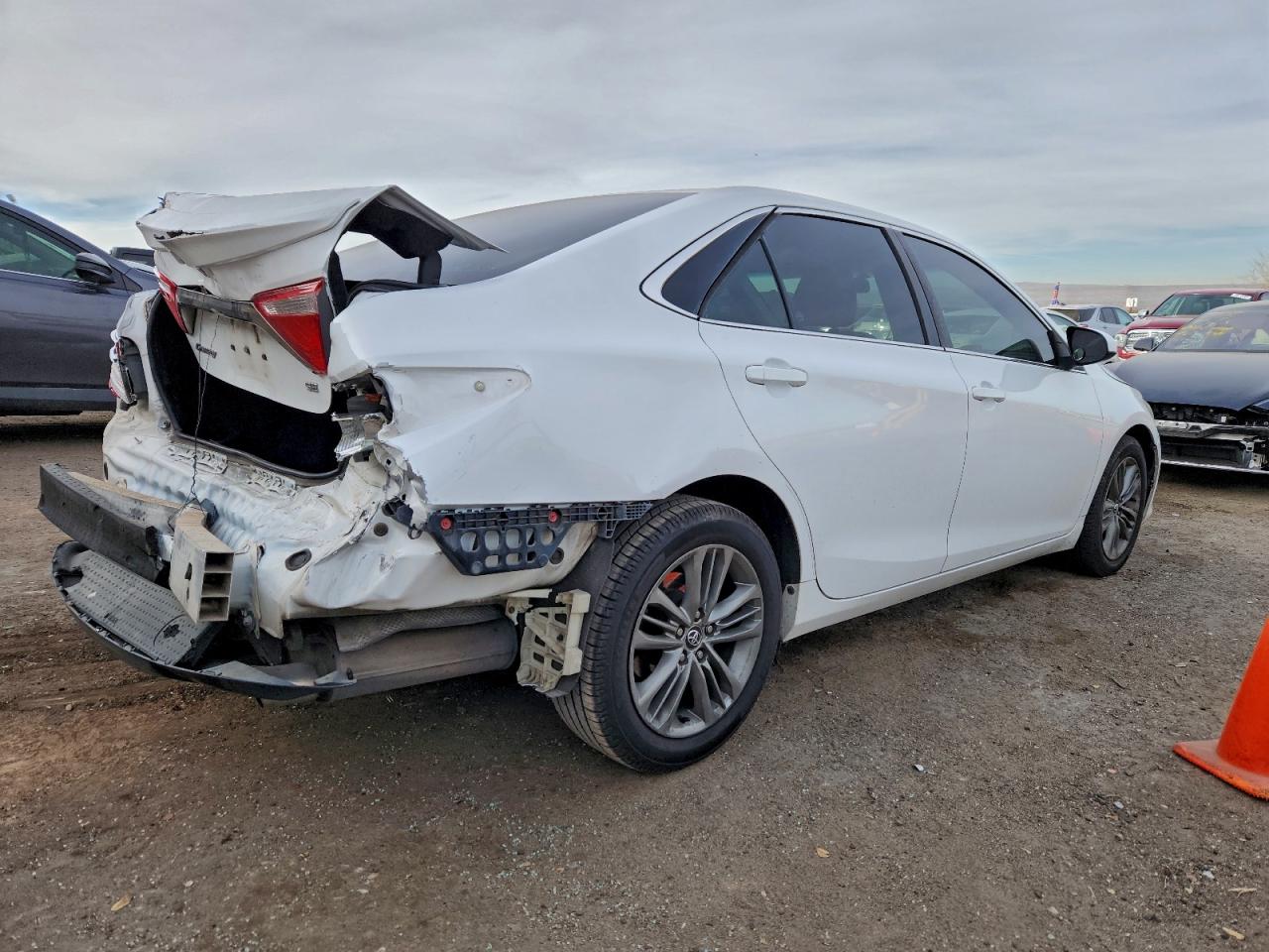 2016 TOYOTA CAMRY LE photo 3