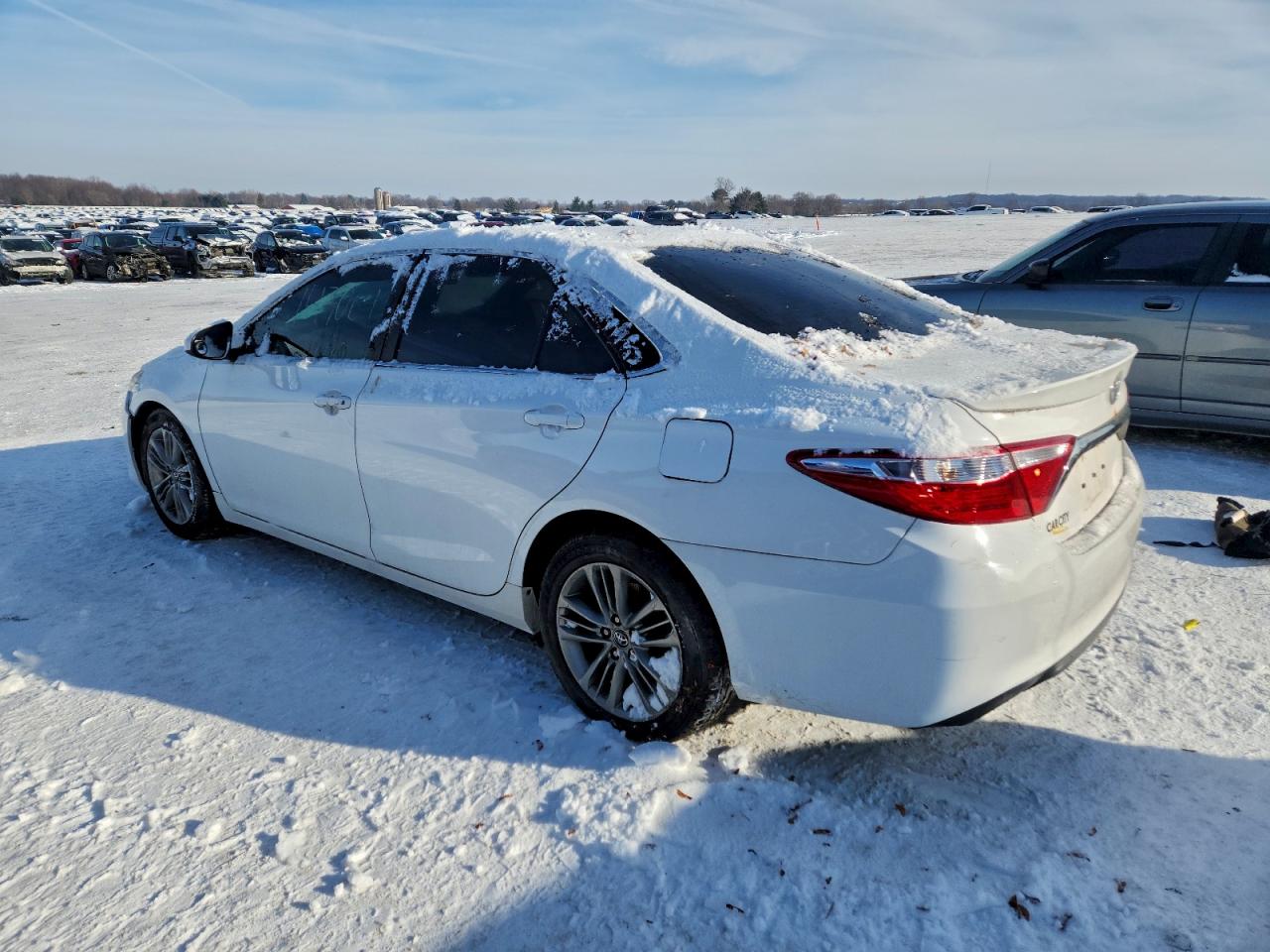 2016 TOYOTA CAMRY LE photo 2